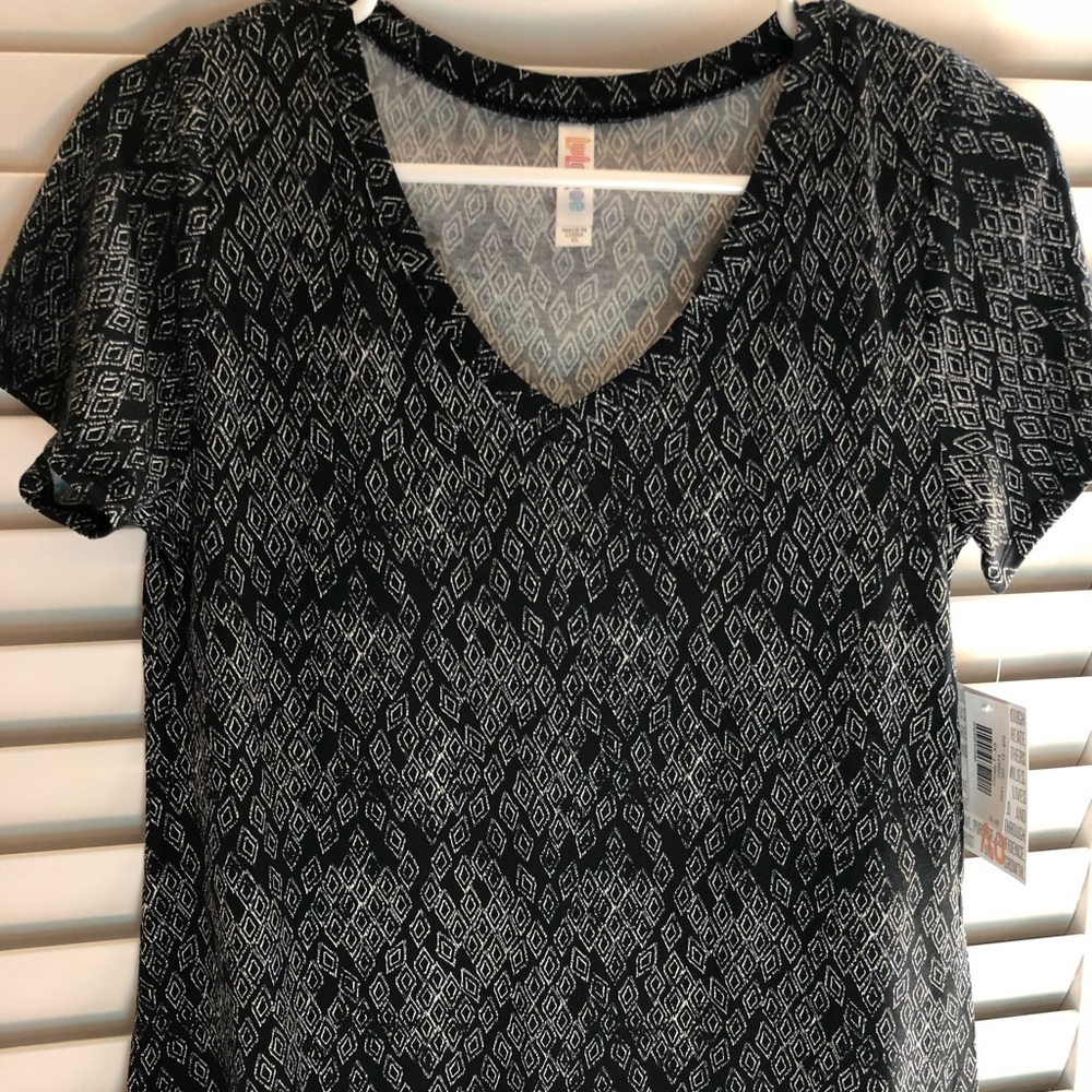 LuLaRoe Christy V-neck Tee 💗💗💗